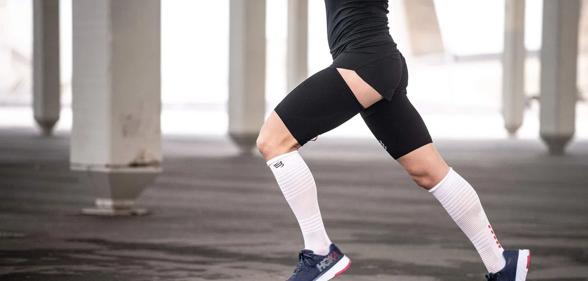 Compressport Under Control Quad Manchon de compression cuisse Adulte Unisexe, Noir
