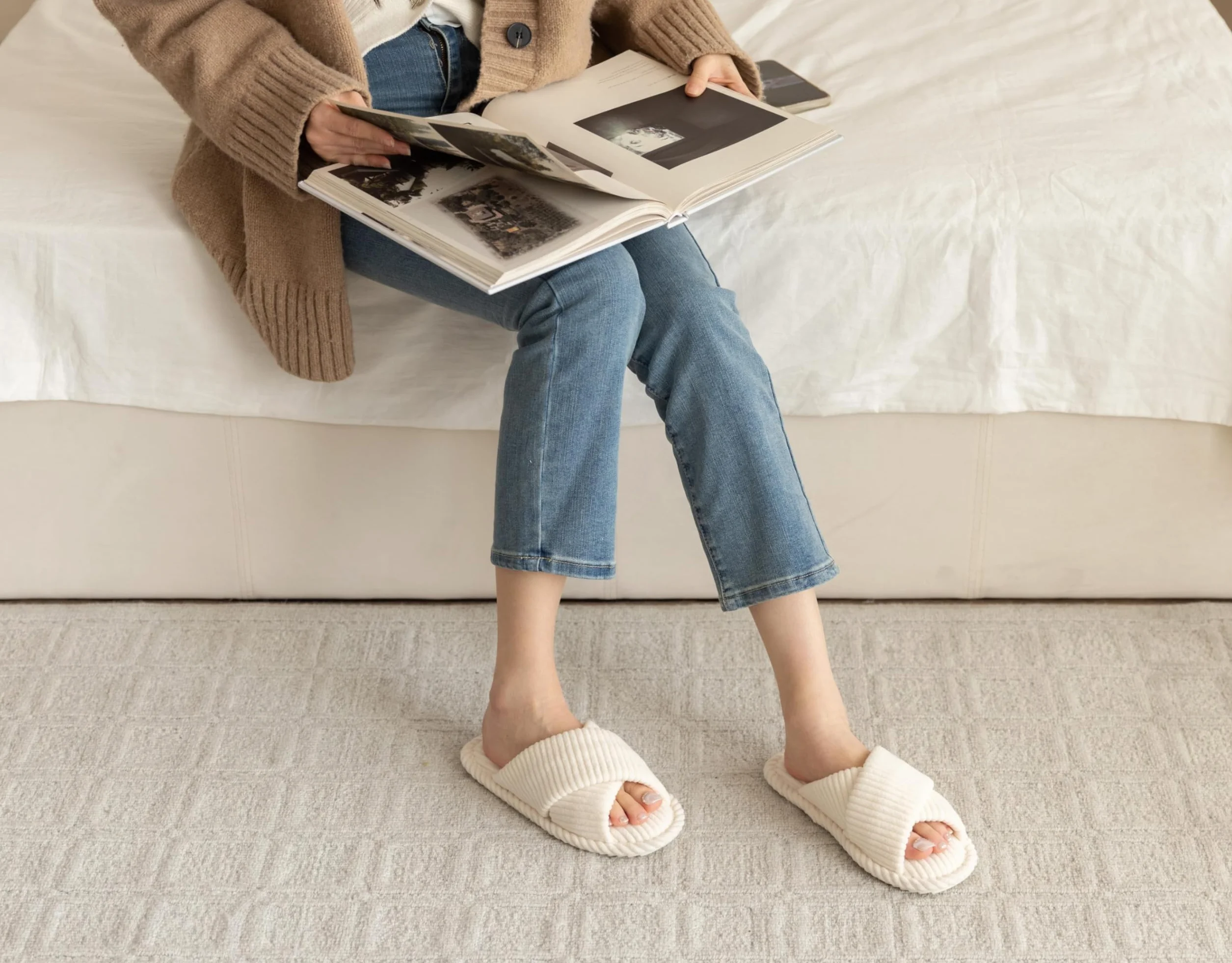 GOEWY Chaussons Femme en Velours Côtelé - Mousse Mémoire, Bout Ouvert Brides Croisées Semelle Antidérapante - Confort Tendance, Idée Cadeau