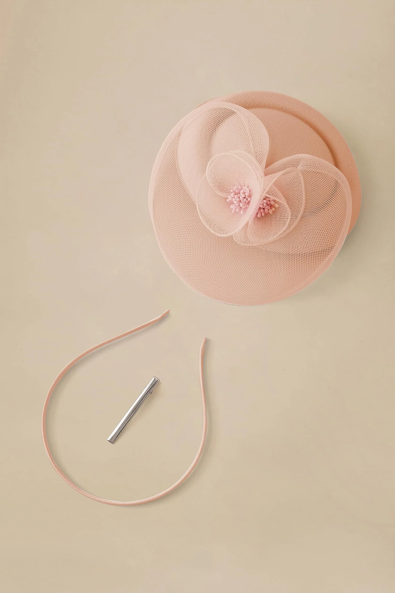 BABEYOND Chapeau bibi pour femme, élégant couvre-chef avec fleurs en maille et pince à cheveux pour mariage, jour de course, cocktail